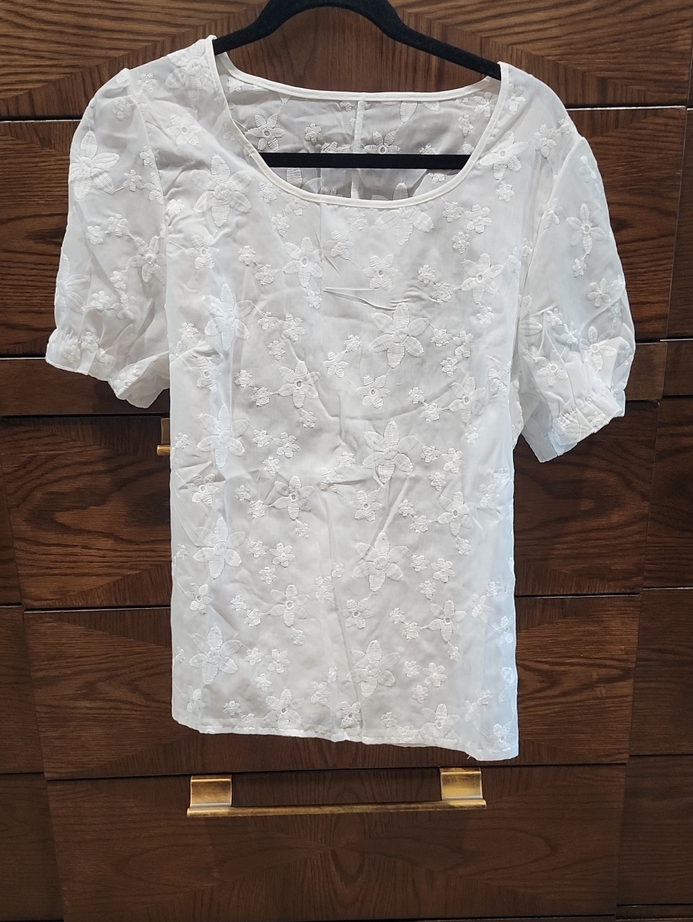 NWOT White Floral Embroidered Puff Sleeve Top